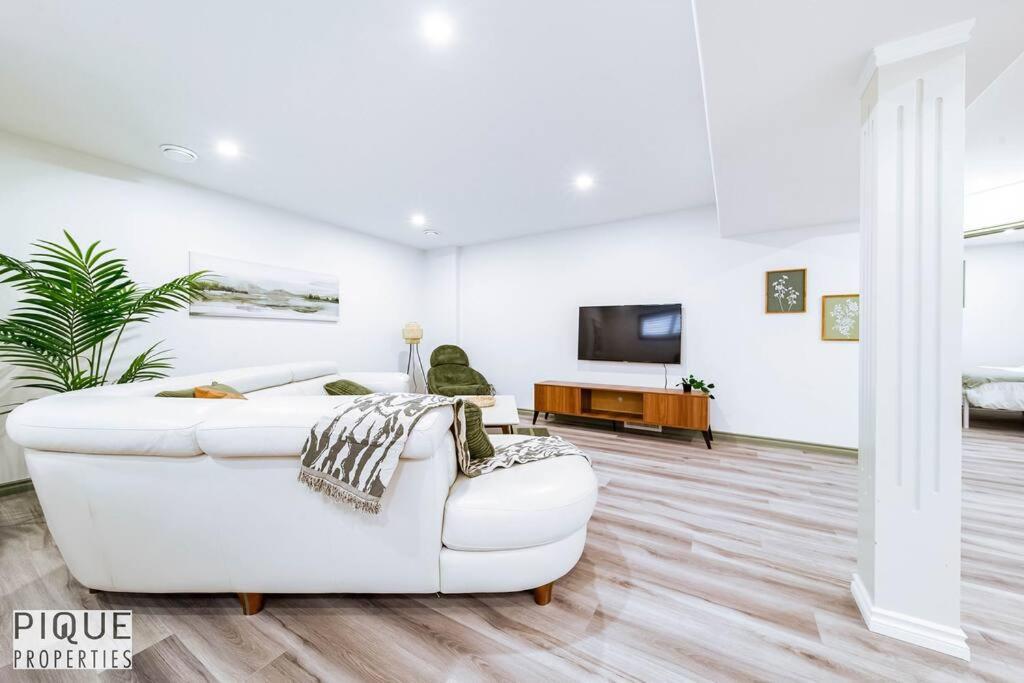 Spacious Bright - Sleeps 4 - King Bed - Nflx