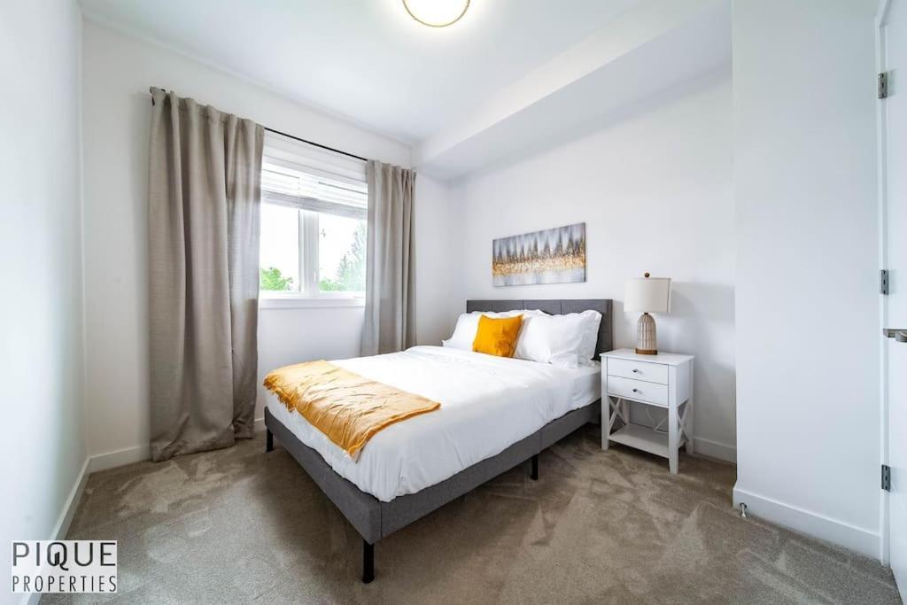 Apartment New Modern - Sleeps 8 - Foosball - Deck & Bbq