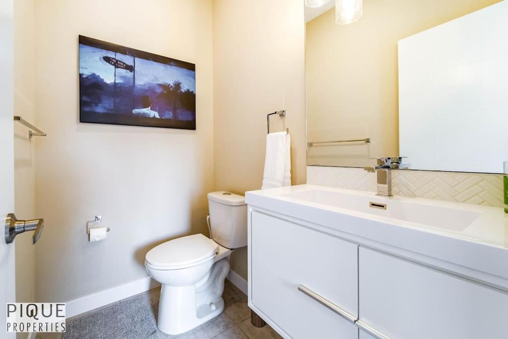 New Modern - Sleeps 8 - Foosball - Deck & Bbq Apartment Edmonton