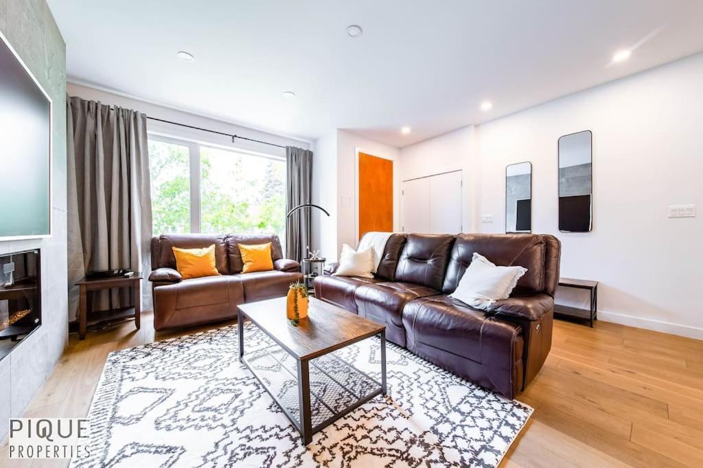 New Modern - Sleeps 8 - Foosball - Deck & Bbq * Edmonton