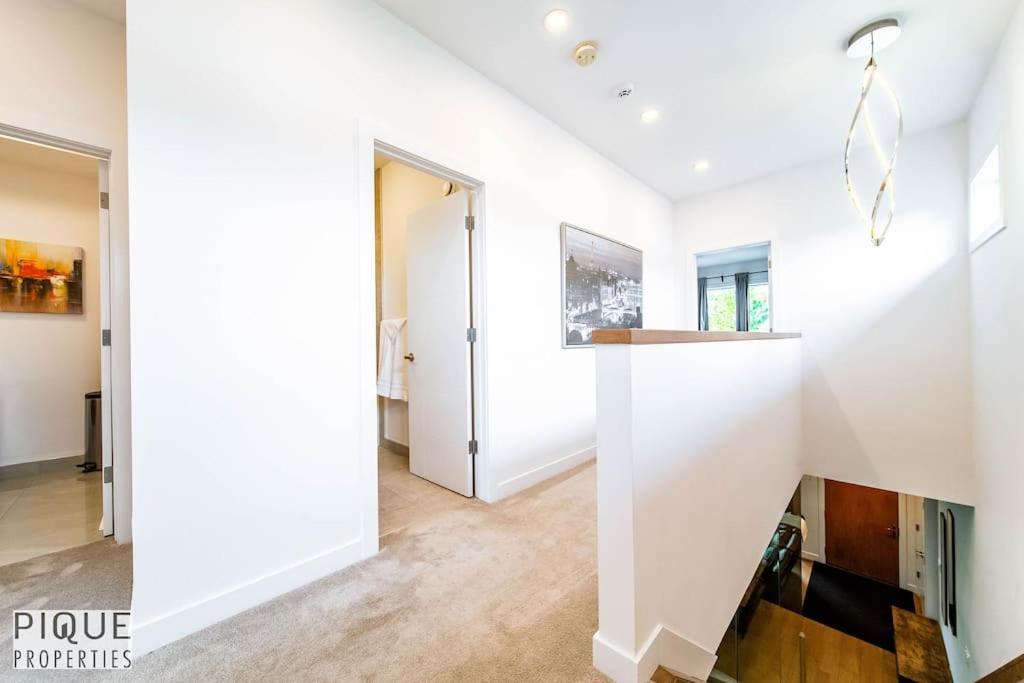 Apartment New Modern - Sleeps 8 - Foosball - Deck & Bbq
