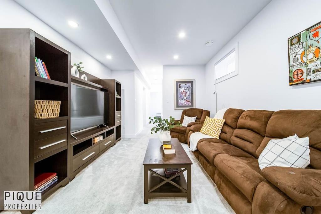 New Modern - Sleeps 8 - Foosball - Deck & Bbq