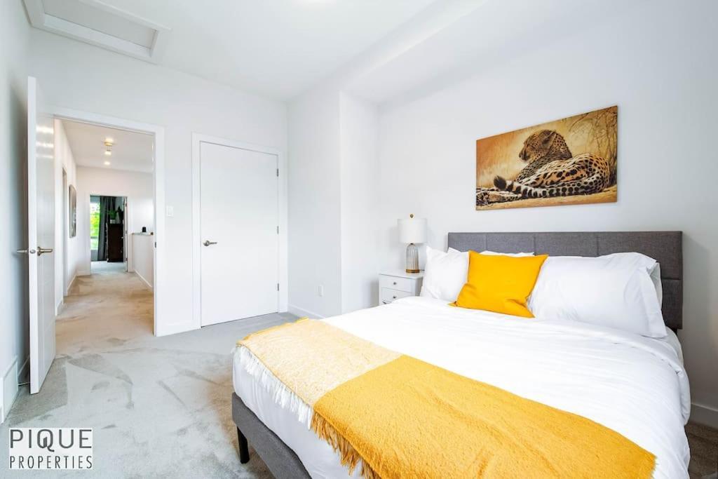 New Modern - Sleeps 8 - Foosball - Deck & Bbq Apartment Edmonton