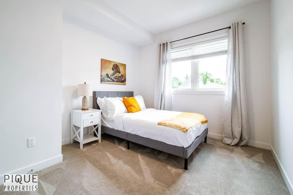New Modern - Sleeps 8 - Foosball - Deck & Bbq Edmonton