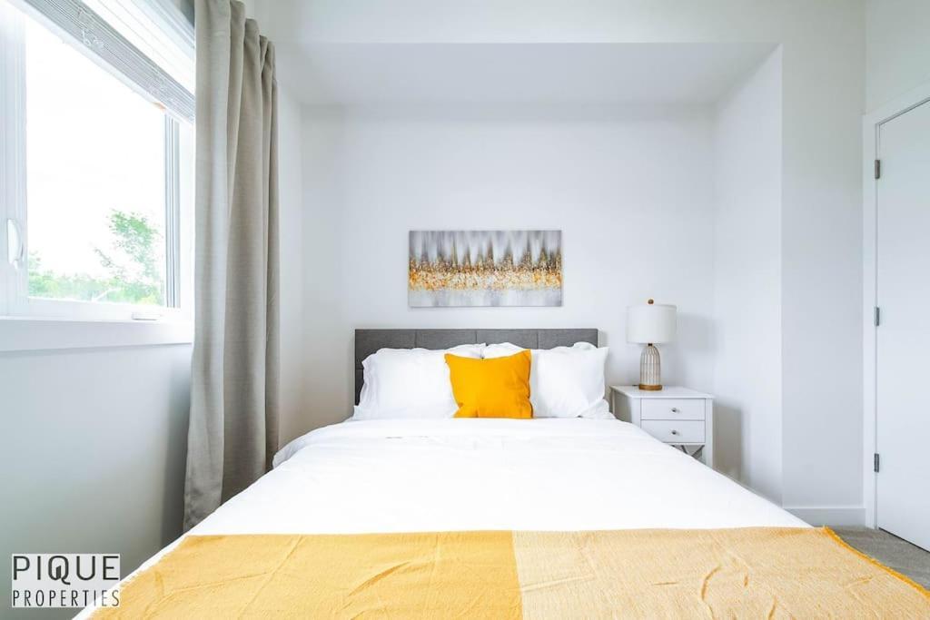 Apartment New Modern - Sleeps 8 - Foosball - Deck & Bbq