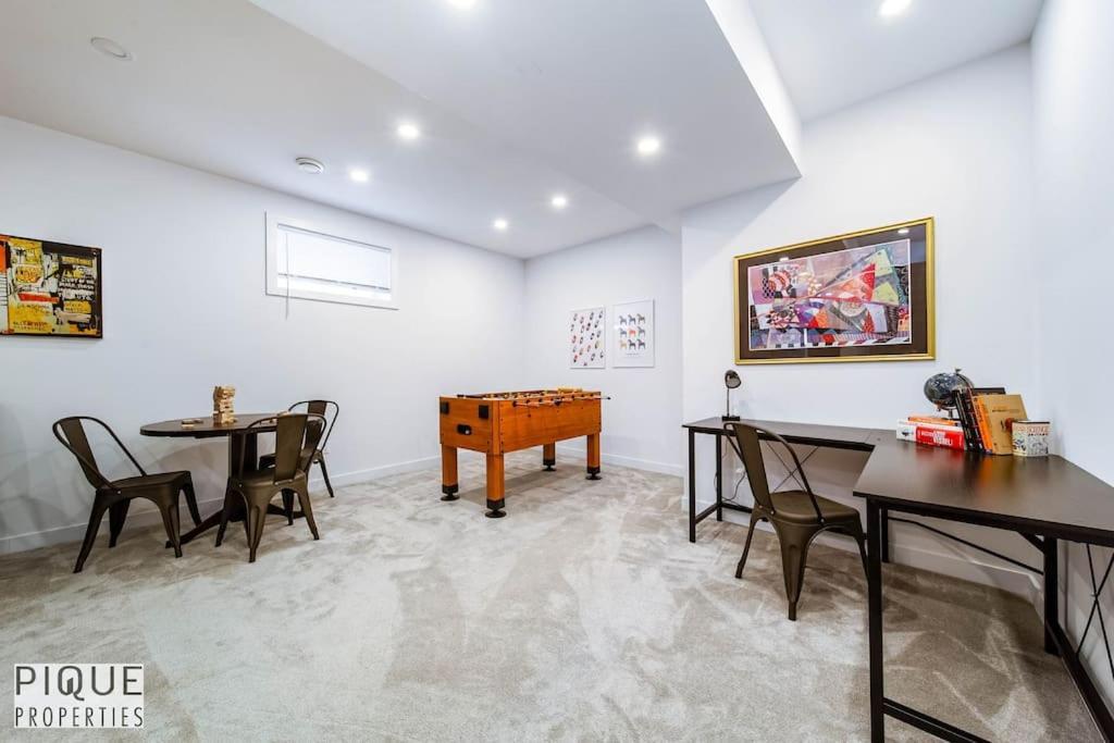 New Modern - Sleeps 8 - Foosball - Deck & Bbq Apartment