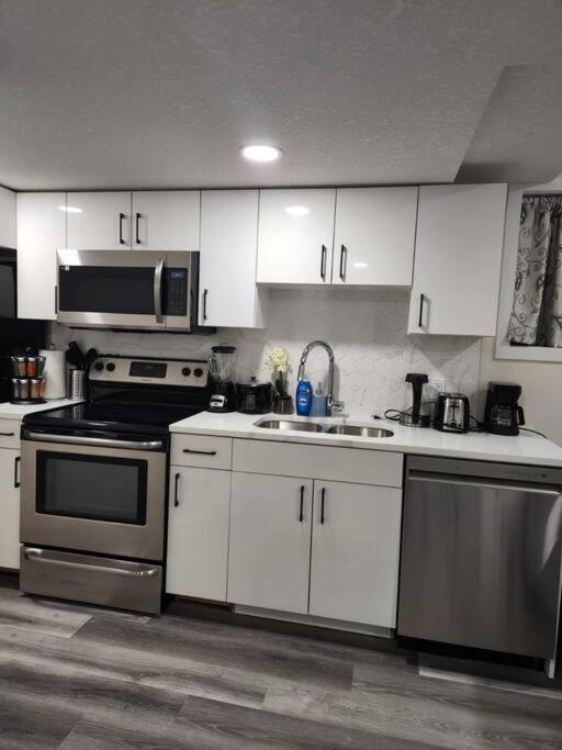 Apartment Modern 2 Bedroom Basement Chappelle *