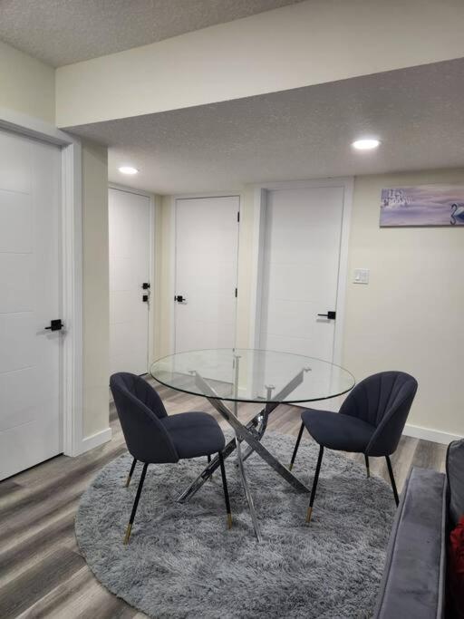 Modern 2 Bedroom Basement Chappelle