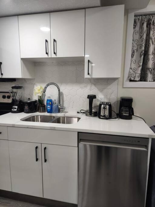 Modern 2 Bedroom Basement Chappelle