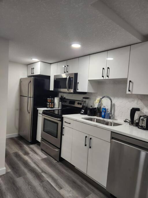 Apartment Modern 2 Bedroom Basement Chappelle