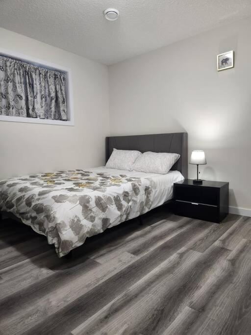 Apartment Modern 2 Bedroom Basement Chappelle *