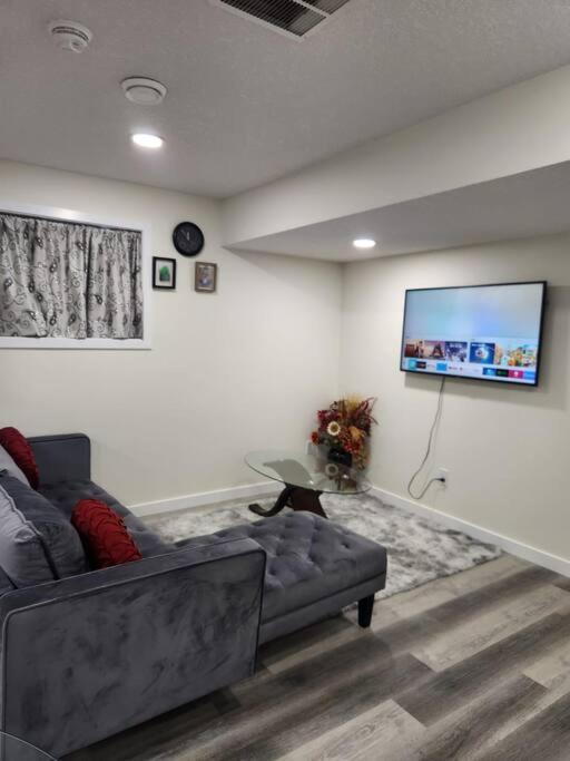 Modern 2 Bedroom Basement Chappelle *