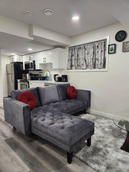 Apartment Modern 2 Bedroom Basement Chappelle *