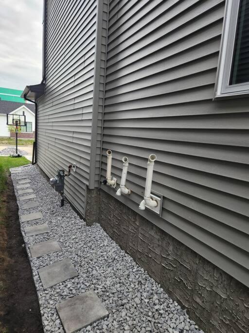 Modern 2 Bedroom Basement Chappelle *