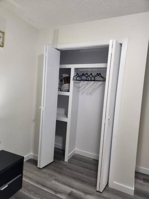 Modern 2 Bedroom Basement Chappelle