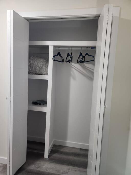 Apartment Modern 2 Bedroom Basement Chappelle *