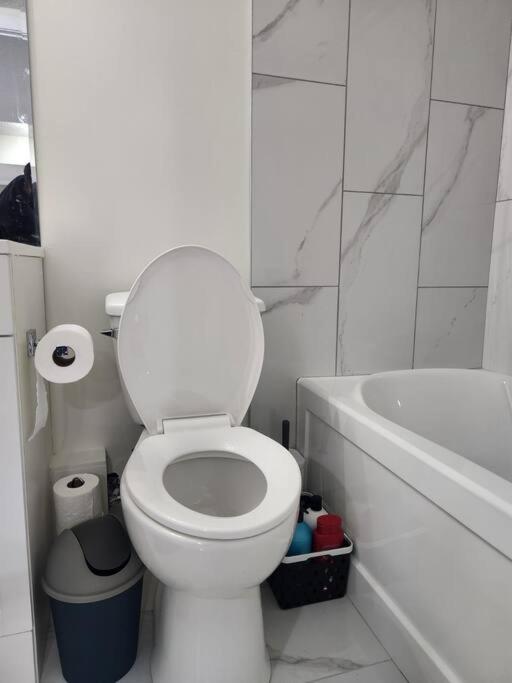 Apartment Modern 2 Bedroom Basement Chappelle *