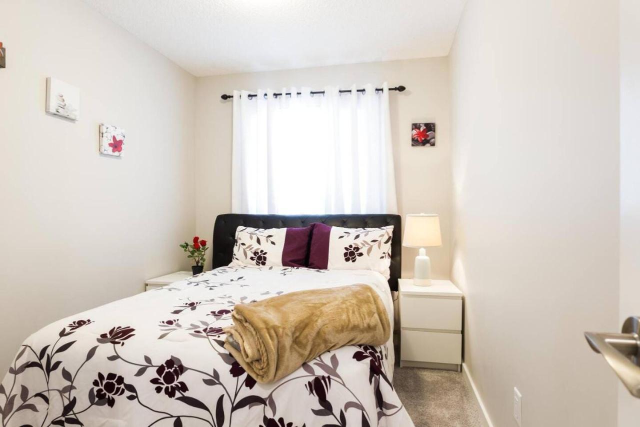 Holiday home Modern Comfort Within Laurel Edmonton