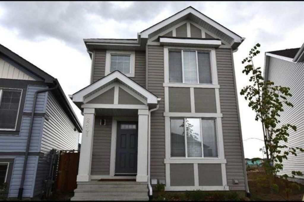 Luxurious Modern House In Laurel Apartment Edmonton
