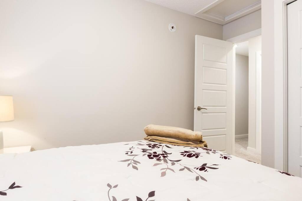 Apartment Luxurious Modern House In Laurel Edmonton