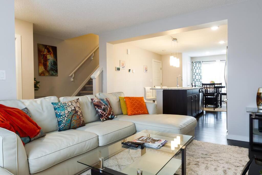 Luxurious Modern House In Laurel Apartment Edmonton