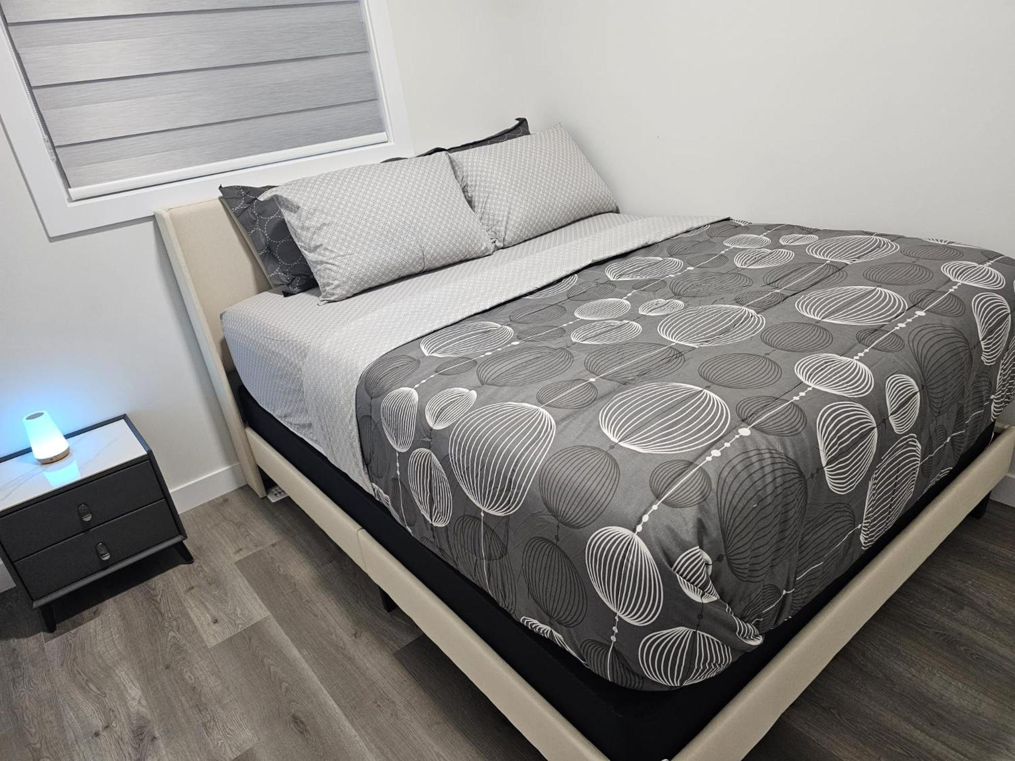 Sleek In Trendy Community At Sw, Holiday home Edmonton