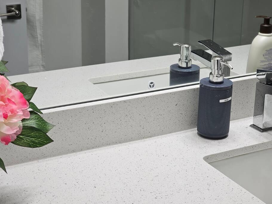Sleek In Trendy Community At Sw, Holiday home *