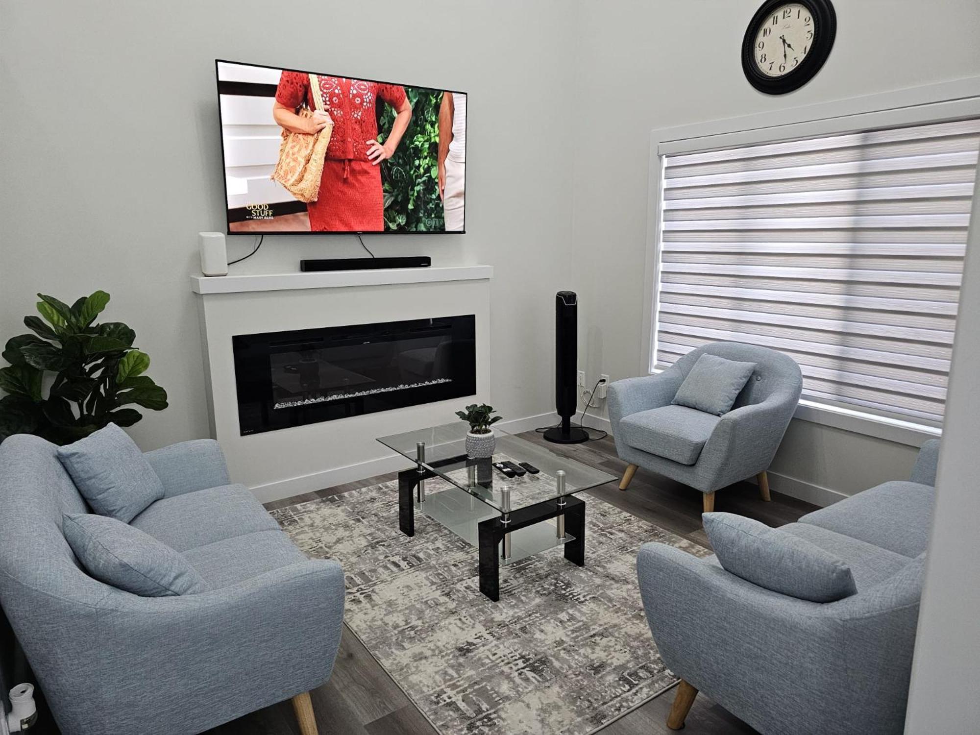 Sleek In Trendy Community At Sw, Holiday home Edmonton
