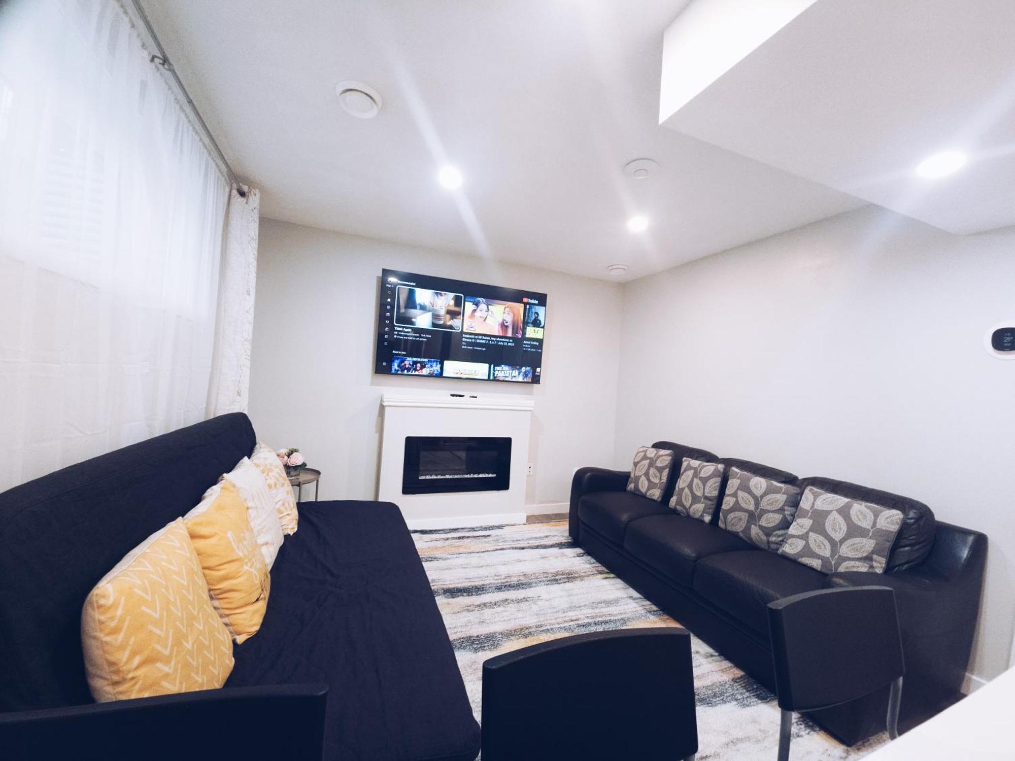 Cozy 2 Bedroom Suite, Queen Beds, Near The Airport Apartment