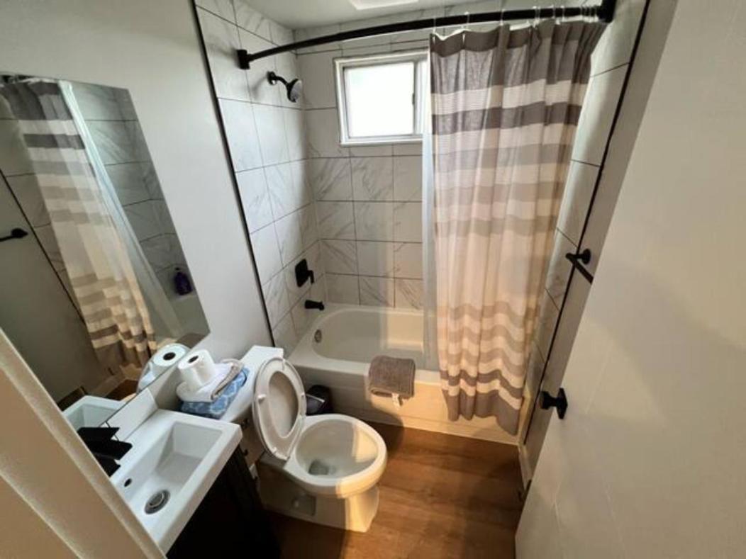 Cozy 1 Bedroom With Den Free Parking Close To Apartment