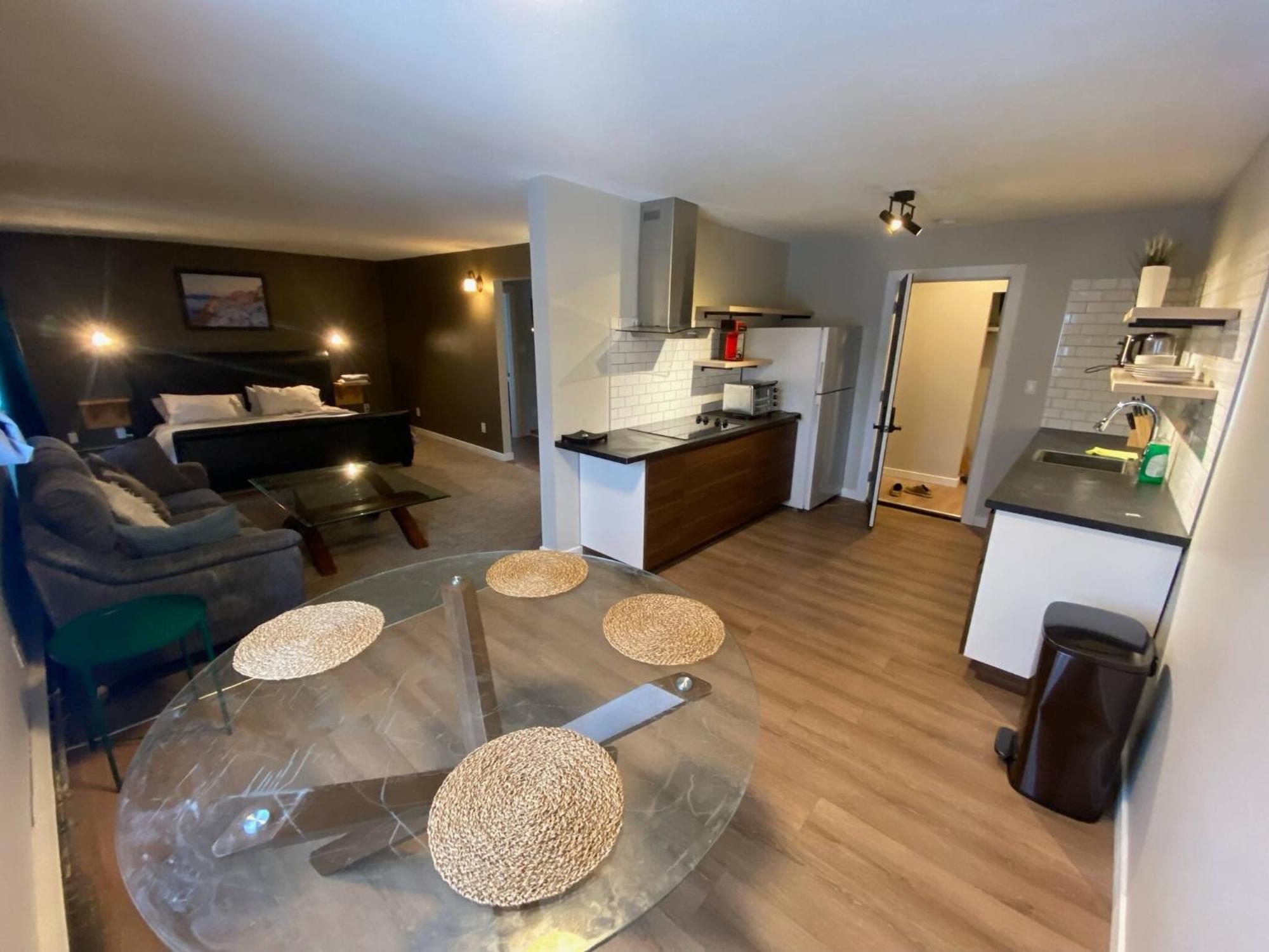 Guest house Close To Whyte New Reno King Edmonton