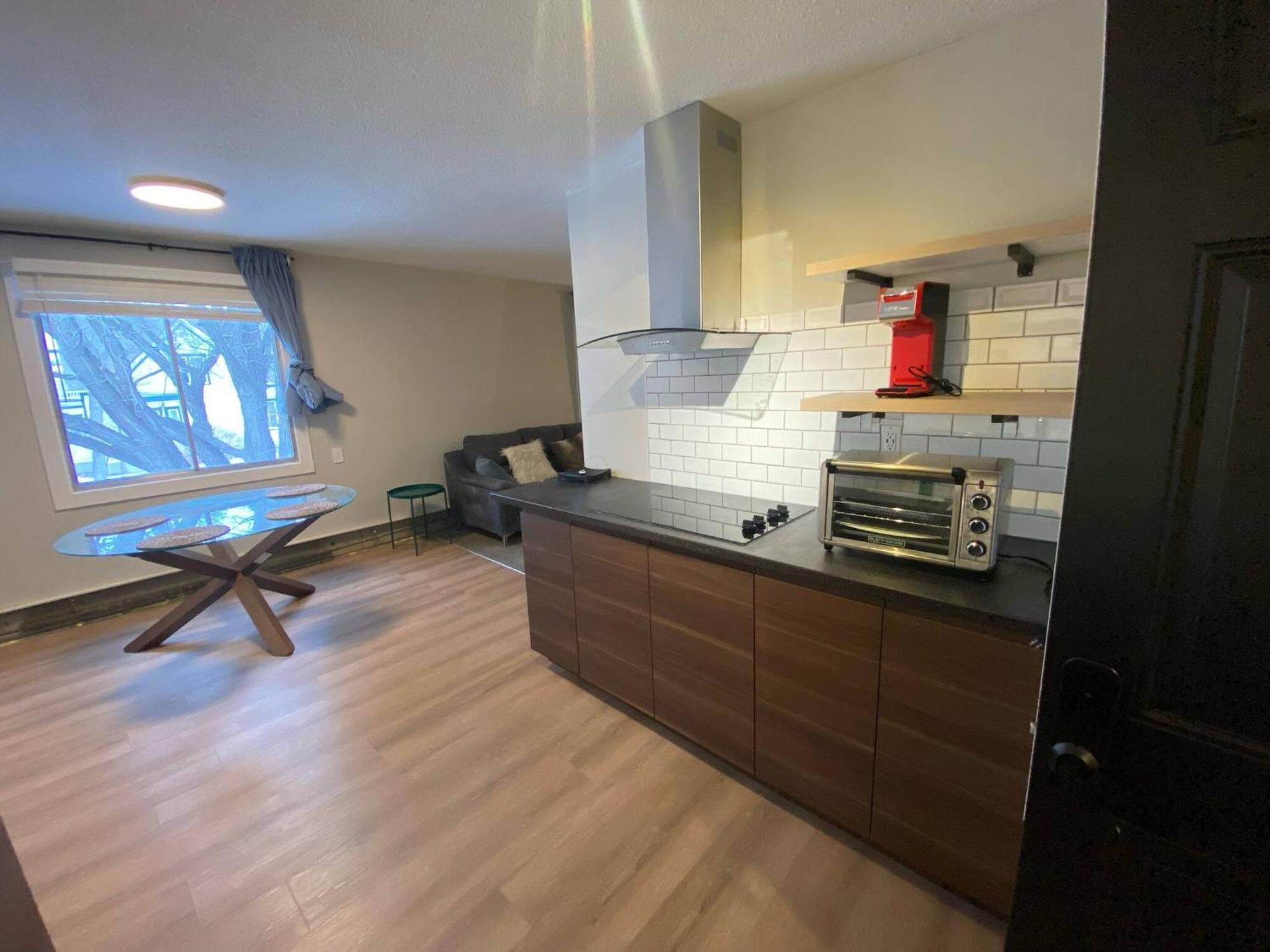 Guest house Close To Whyte New Reno King Edmonton