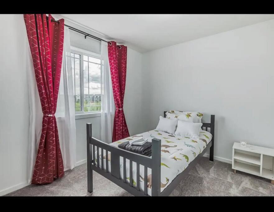 4 Bedroom Luxury , Theater, Sleeps 7, Ac , Garage Holiday home Edmonton