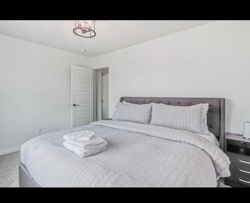 4 Bedroom Luxury , Theater, Sleeps 7, Ac , Garage Edmonton