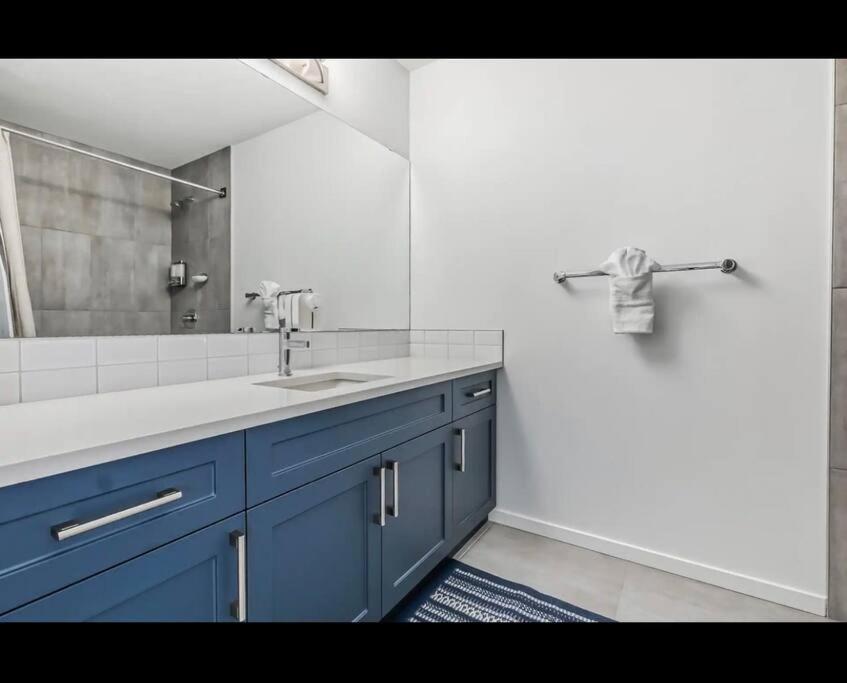 Holiday home 4 Bedroom Luxury , Theater, Sleeps 7, Ac , Garage