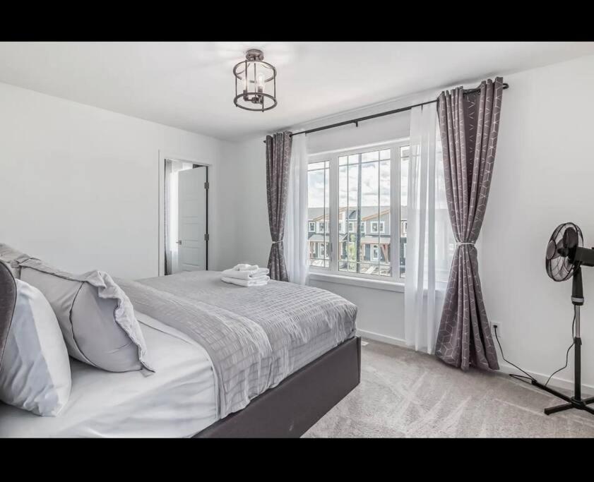 Holiday home 4 Bedroom Luxury , Theater, Sleeps 7, Ac , Garage Edmonton
