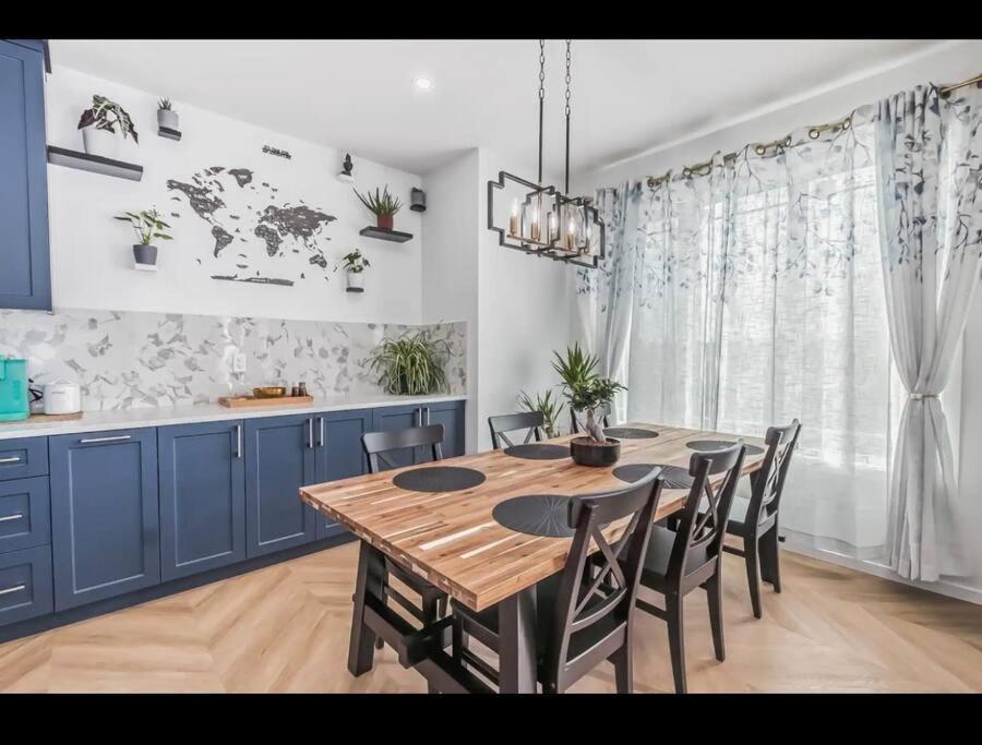 4 Bedroom Luxury , Theater, Sleeps 7, Ac , Garage * Edmonton