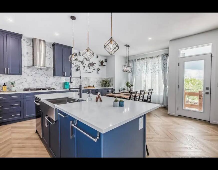 Holiday home 4 Bedroom Luxury , Theater, Sleeps 7, Ac , Garage