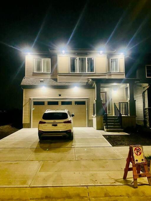 4 Bedroom Luxury , Theater, Sleeps 7, Ac , Garage * Edmonton