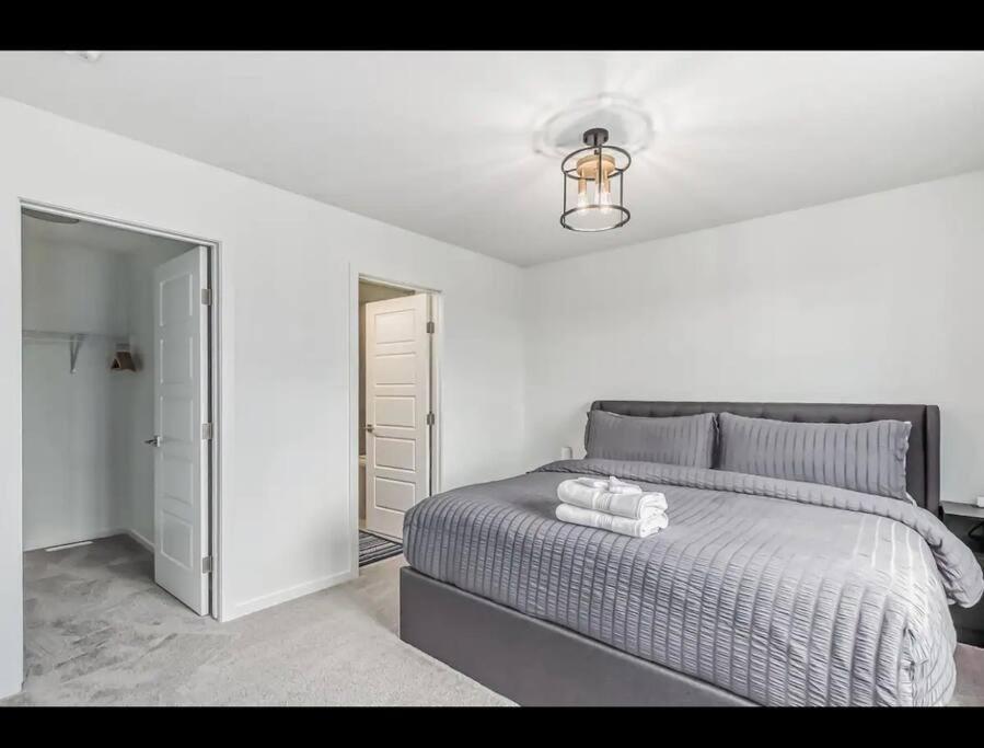 4 Bedroom Luxury , Theater, Sleeps 7, Ac , Garage Holiday home *