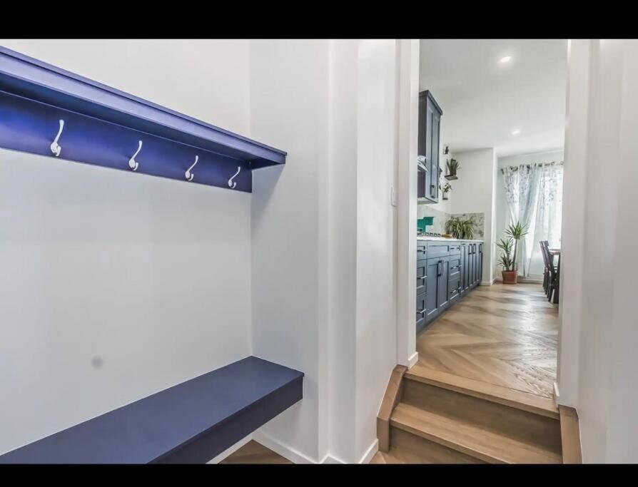 4 Bedroom Luxury , Theater, Sleeps 7, Ac , Garage Holiday home Edmonton