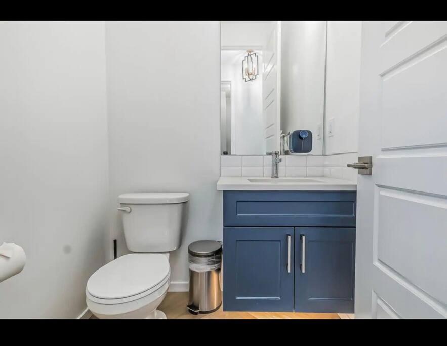 4 Bedroom Luxury , Theater, Sleeps 7, Ac , Garage *