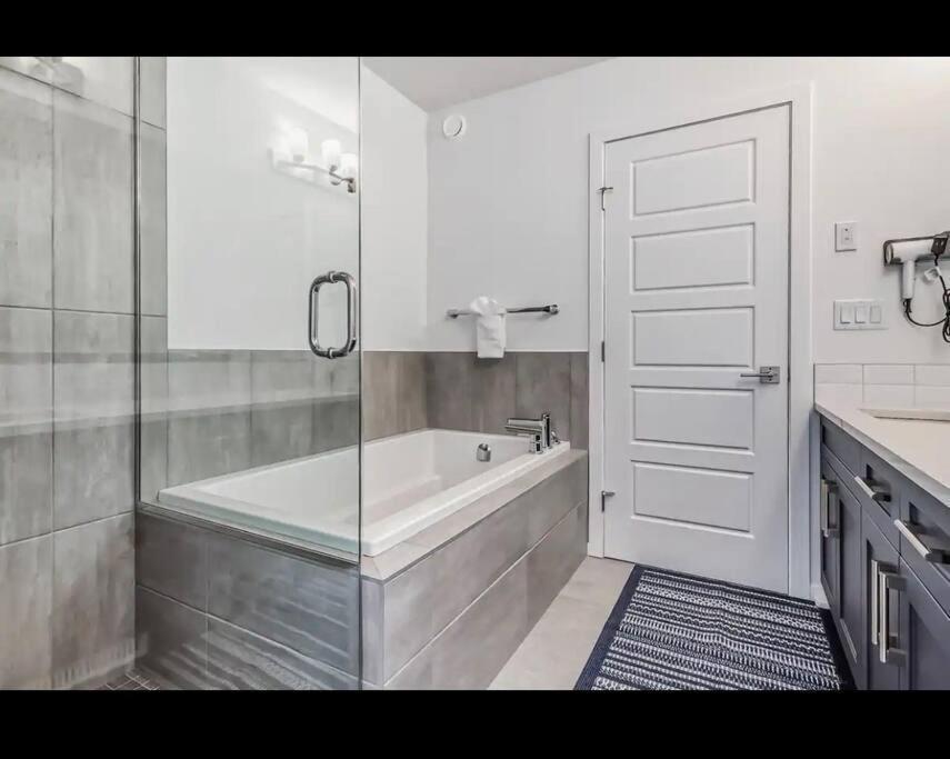 4 Bedroom Luxury , Theater, Sleeps 7, Ac , Garage Edmonton