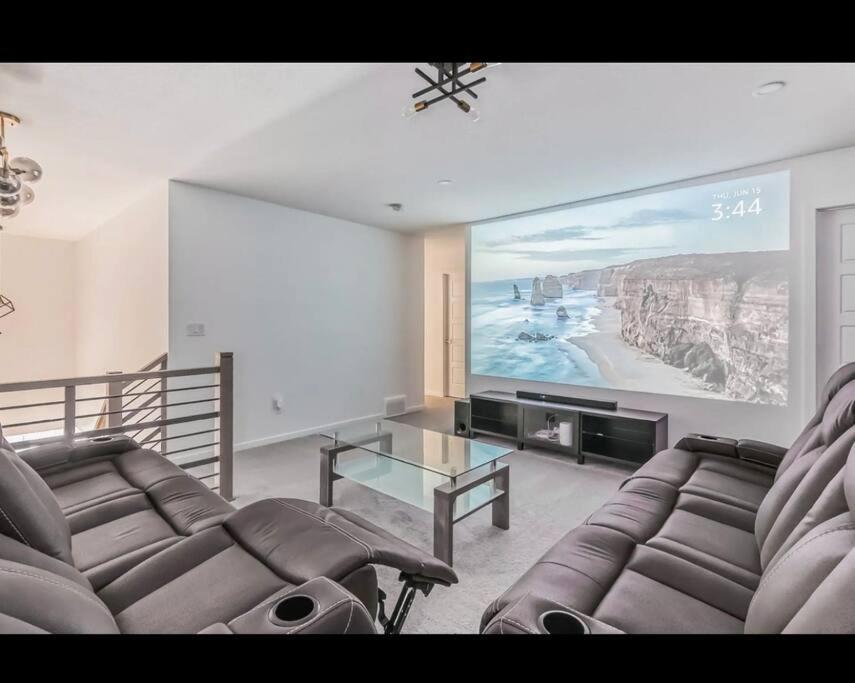 Holiday home 4 Bedroom Luxury , Theater, Sleeps 7, Ac , Garage *