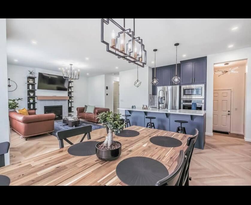 4 Bedroom Luxury , Theater, Sleeps 7, Ac , Garage Holiday home Edmonton