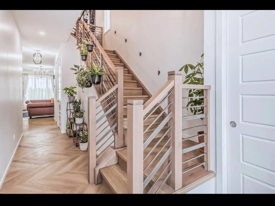 Holiday home 4 Bedroom Luxury , Theater, Sleeps 7, Ac , Garage Edmonton