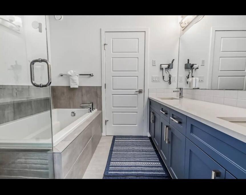 4 Bedroom Luxury , Theater, Sleeps 7, Ac , Garage * Edmonton