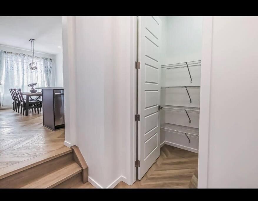 Holiday home 4 Bedroom Luxury , Theater, Sleeps 7, Ac , Garage Edmonton
