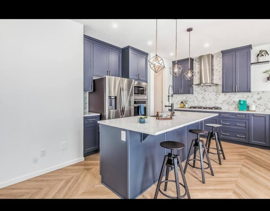 4 Bedroom Luxury , Theater, Sleeps 7, Ac , Garage *