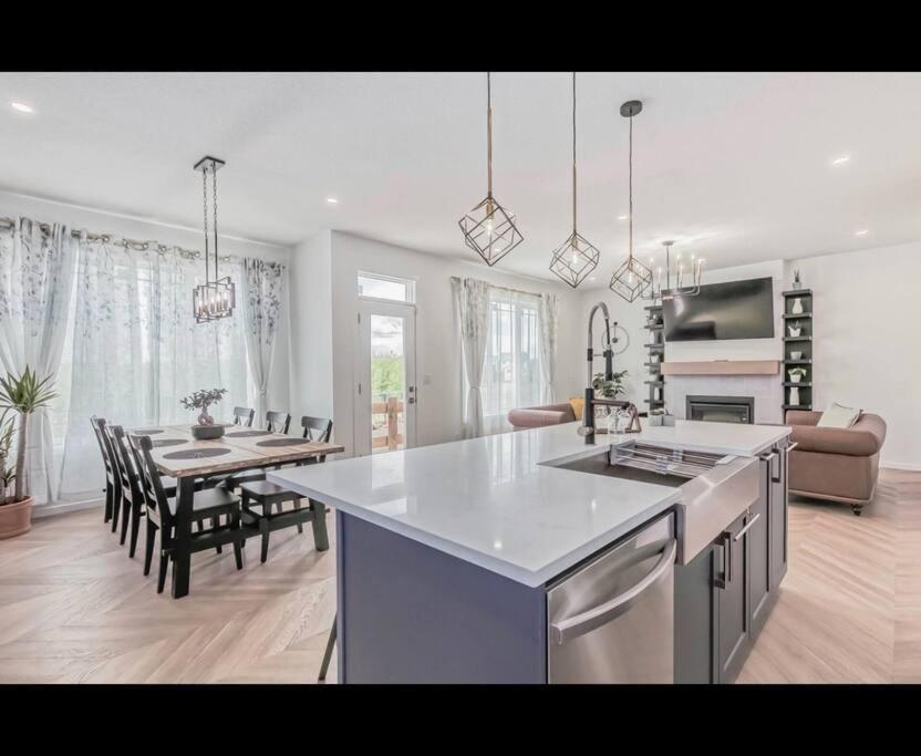 4 Bedroom Luxury , Theater, Sleeps 7, Ac , Garage Holiday home Edmonton